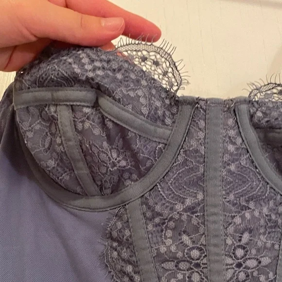 Laced bodycon dress - Picture 2 of 3